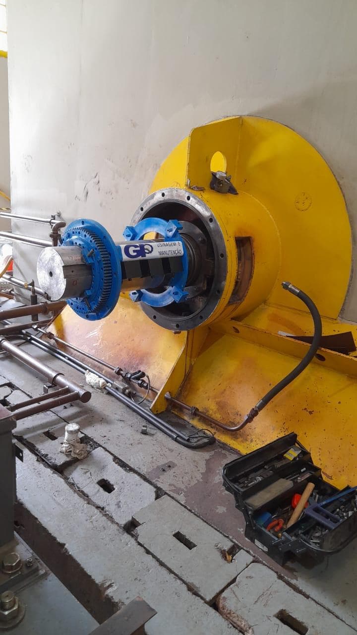 Máquina portátil da GP montada para usinar ponta de eixo